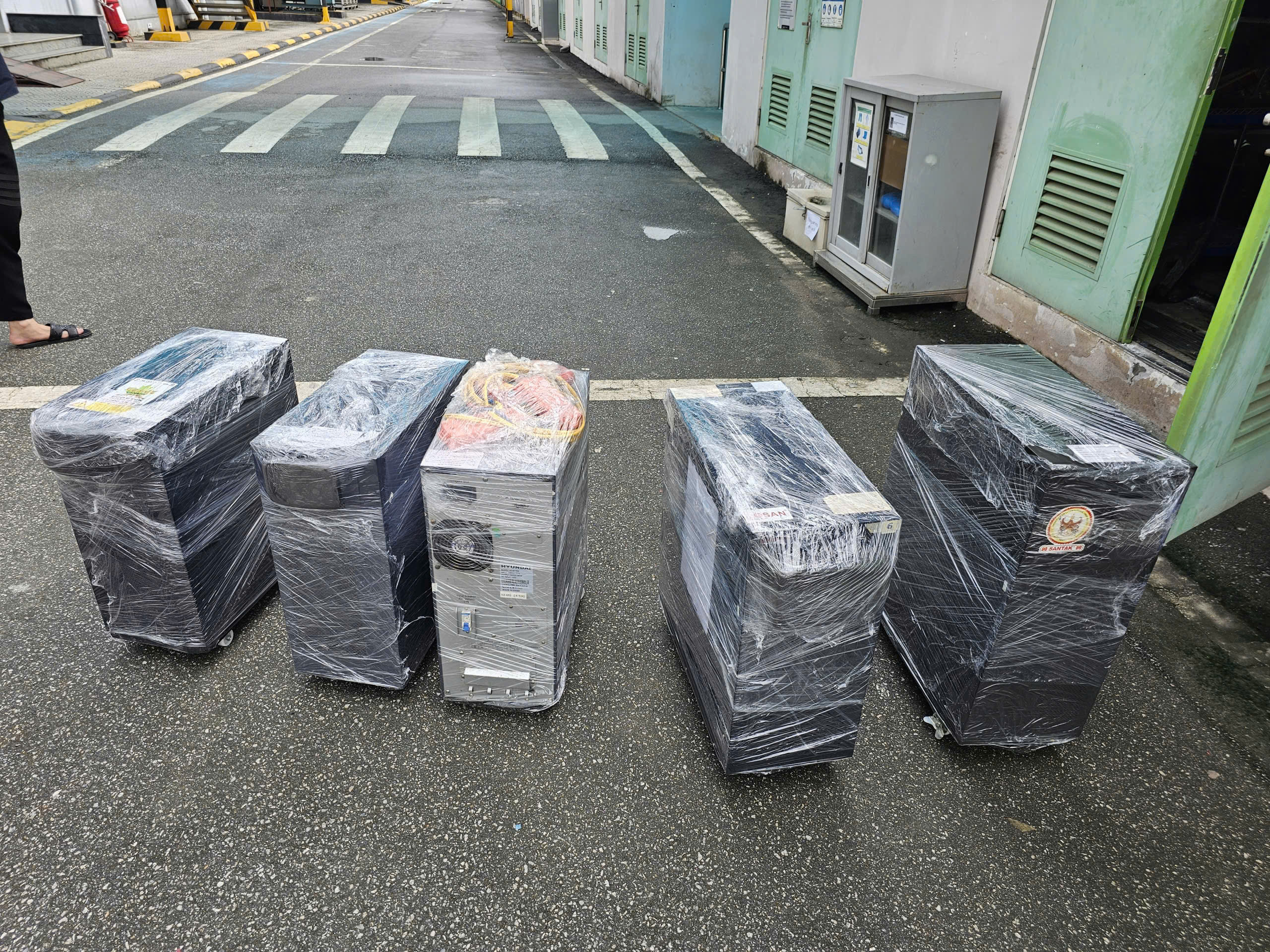 Cho Thuê Bộ Lưu Điện UPS Giá Cực Tốt – Lắp Đặt Tận Nơi, Hỗ Trợ 24/7 | Công Suất 1KVA đến 200KVA 3 Cho Thuê UPS – Bộ Lưu Điện Giá Tốt | Giao Nhanh Tận Nơi Hà Nội & Toàn Quốc – Công Suất 1KVA đến 100kVA